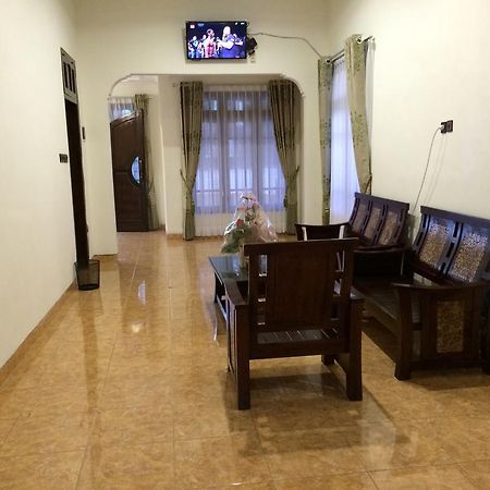 Shakila Guest House Malang Exterior photo