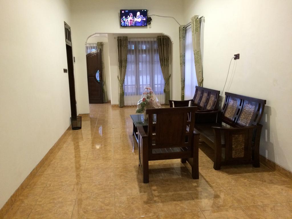 Shakila Guest House Malang Exterior photo