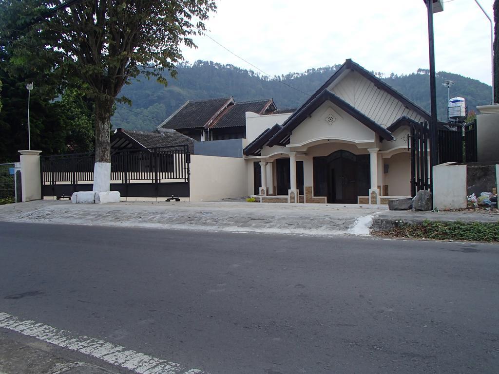 Shakila Guest House Malang Exterior photo