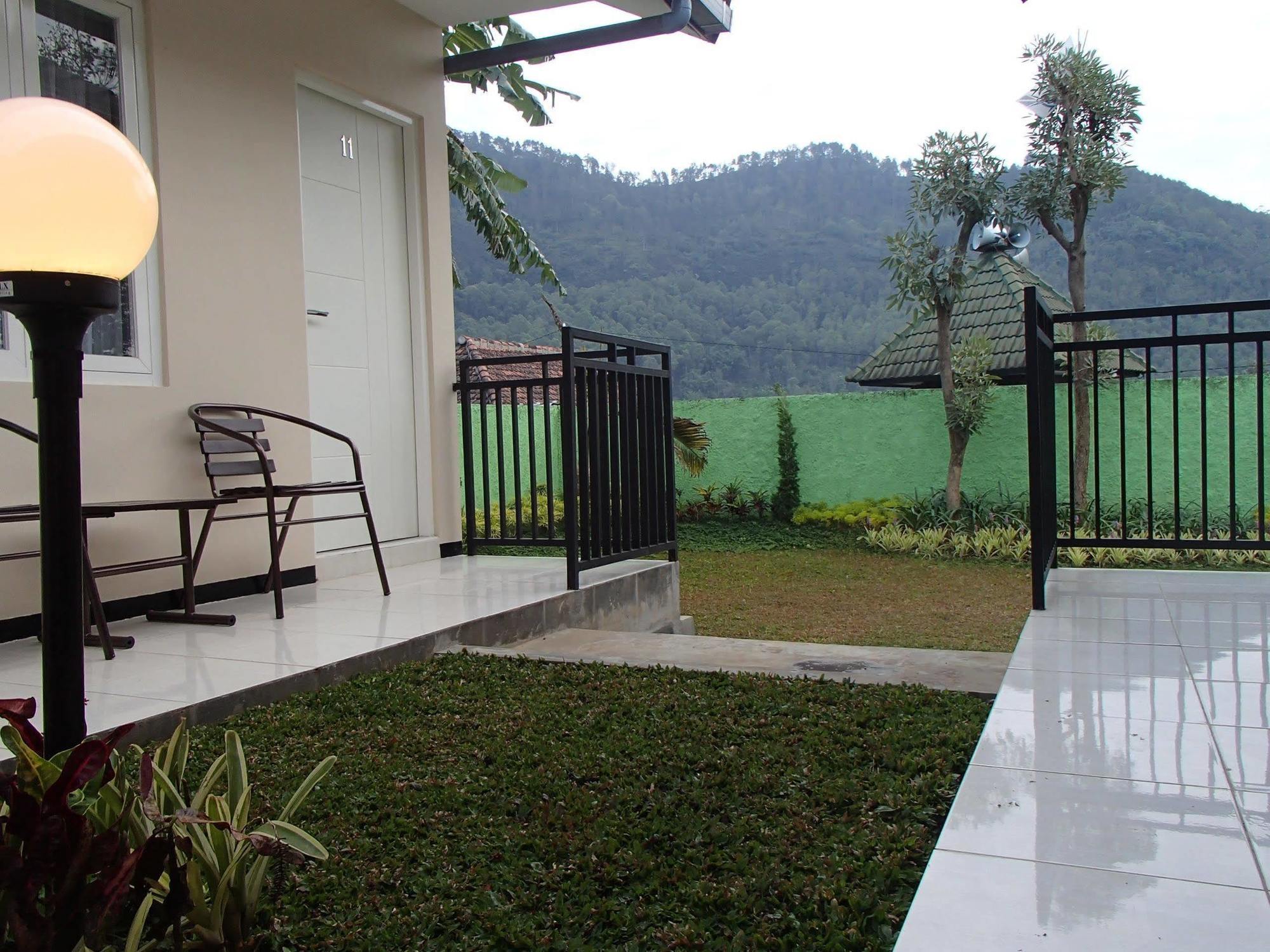Shakila Guest House Malang Exterior photo